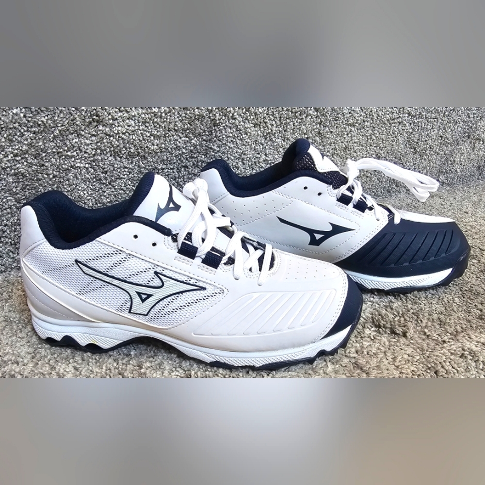 NWOT Mizuno 9-Spike‎ Advanced Sweep 4 Low Womens Metal Softball Cleat